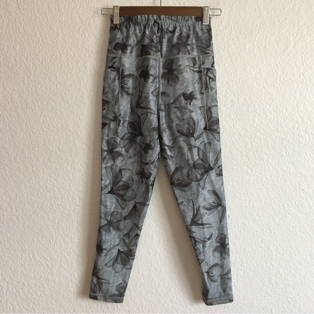 Athleta Salutation Stash Pocket II Print 7/8 Leggings Floral Medium